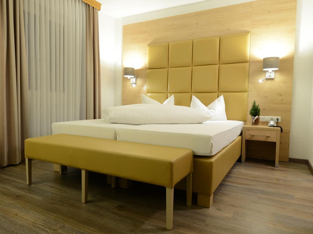 Land-Gut Hotel Zum Loewen Garni ماركتهيدنفلد الغرفة الصورة