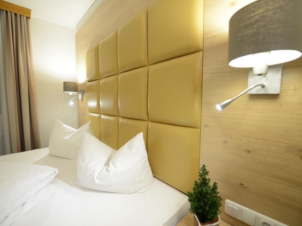 Land-Gut Hotel Zum Loewen Garni ماركتهيدنفلد الغرفة الصورة