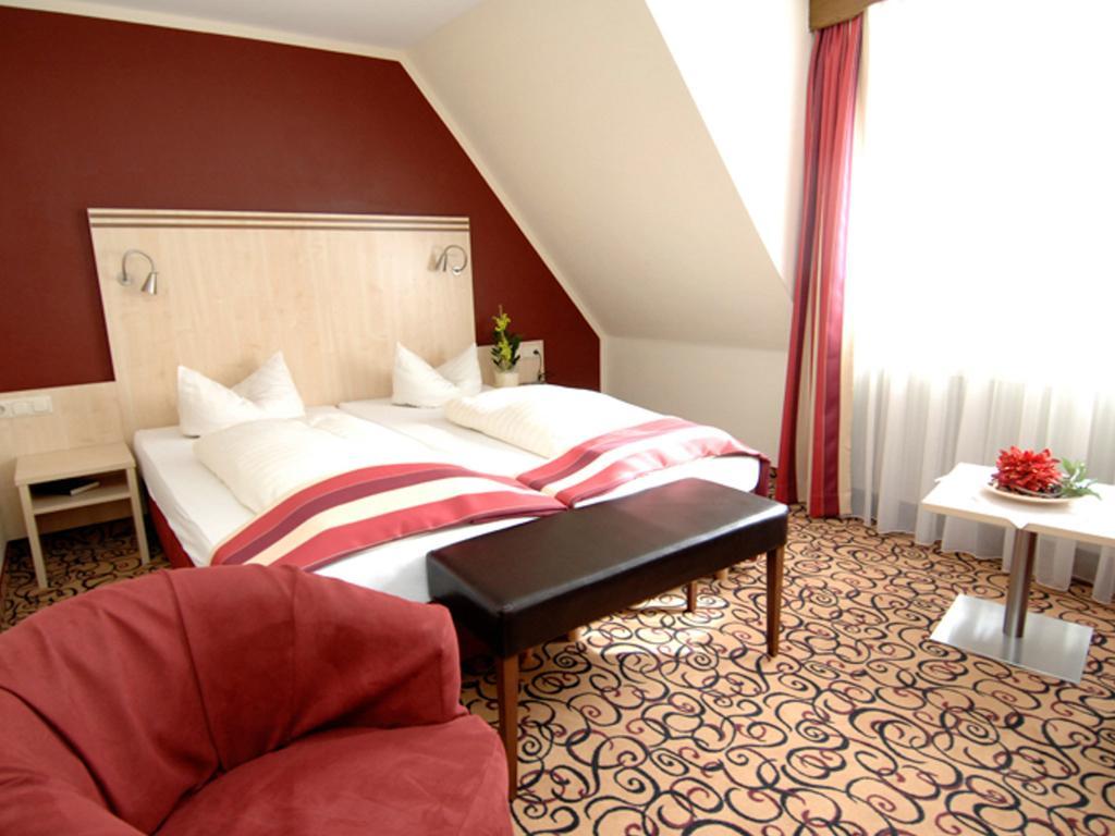 Land-Gut Hotel Zum Loewen Garni ماركتهيدنفلد الغرفة الصورة