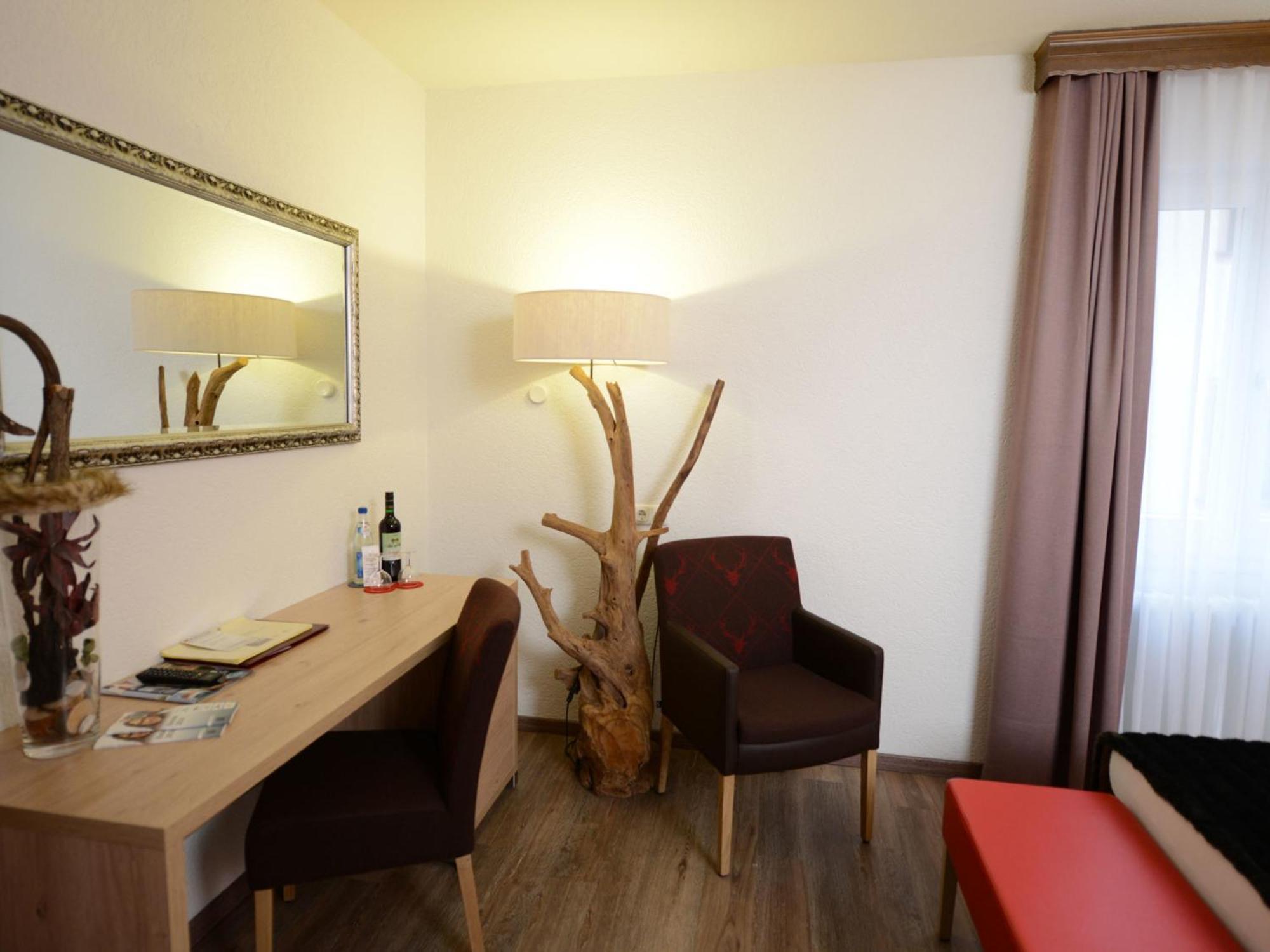 Land-Gut Hotel Zum Loewen Garni ماركتهيدنفلد الغرفة الصورة